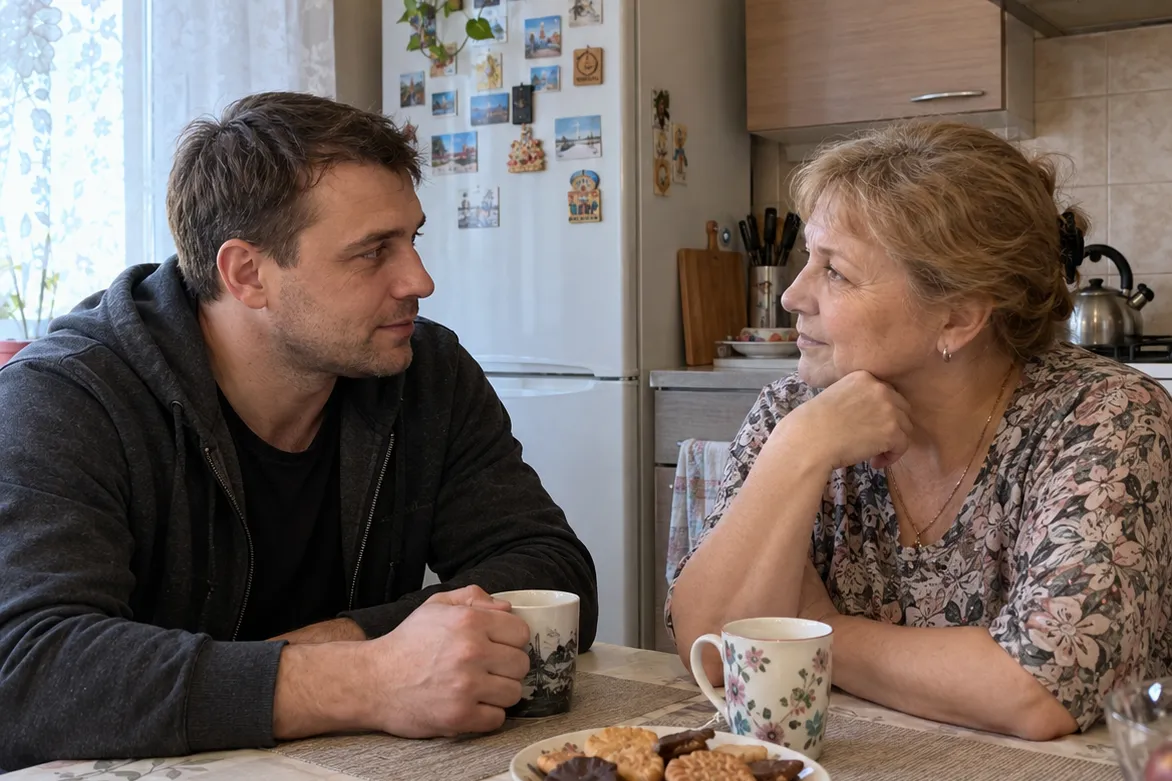 Мужчина после реабилитации разговаривает с мамой